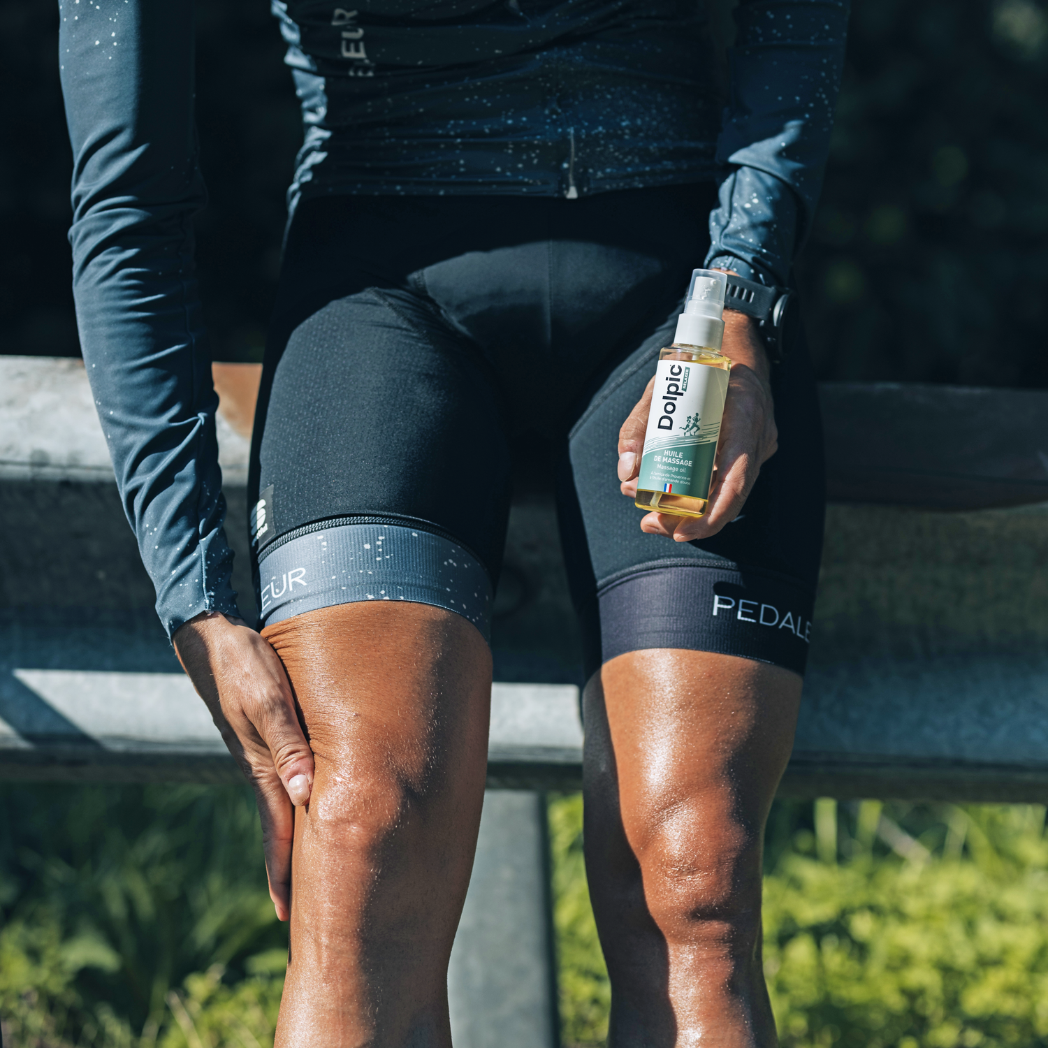 Massage musculaire à l'huile Dolpic sur un cycliste